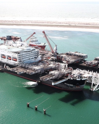 Pioneering Spirit met stinger