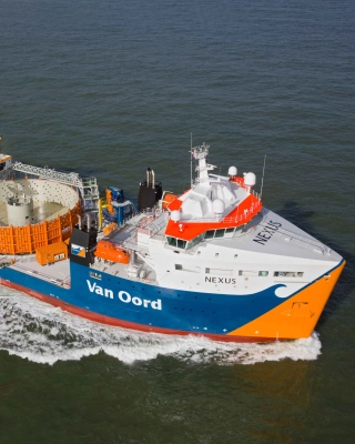 Kabellegschip Nexus van Van Oord varend op zee.