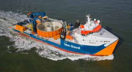 Kabellegschip Nexus van Van Oord varend op zee.