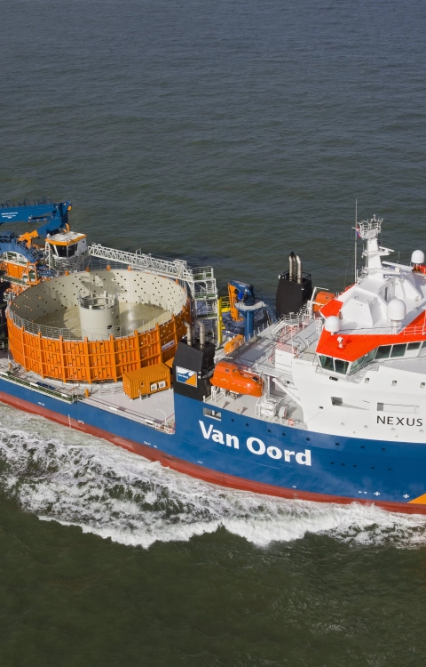 Kabellegschip Nexus van Van Oord varend op zee.
