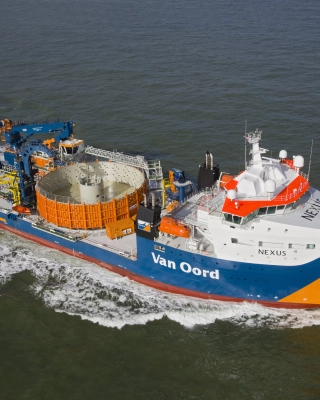 Kabellegschip Nexus van Van Oord varend op zee.