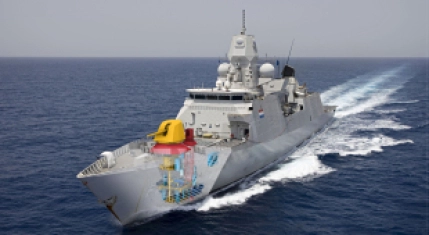 Marineschip Zr.Ms. Evertsen met nieuw kanon