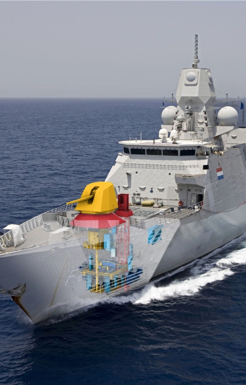 Marineschip Zr.Ms. Evertsen met nieuw kanon