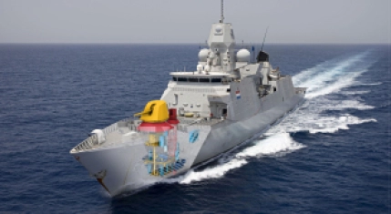 Nieuw kanon in het marineschip Zr.Ms. Evertsen