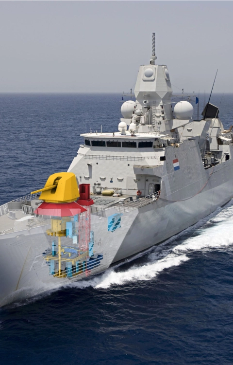 Nieuw kanon in het marineschip Zr.Ms. Evertsen
