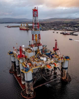 Decommissioning oil and gas platforms