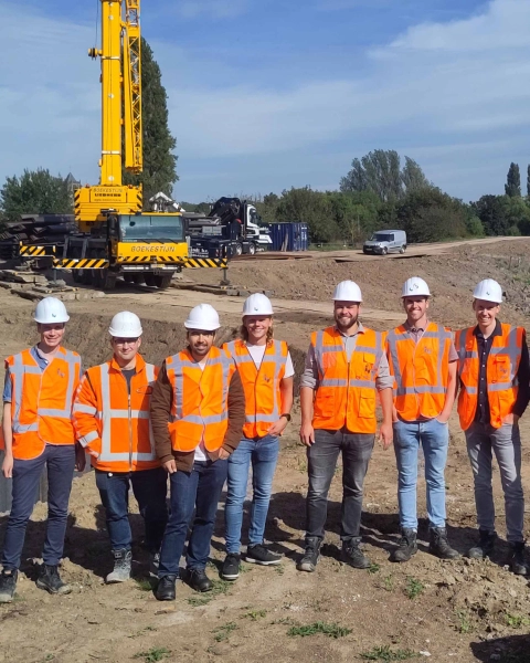 Het team van Iv dat werkt aan de versterking van de dijk