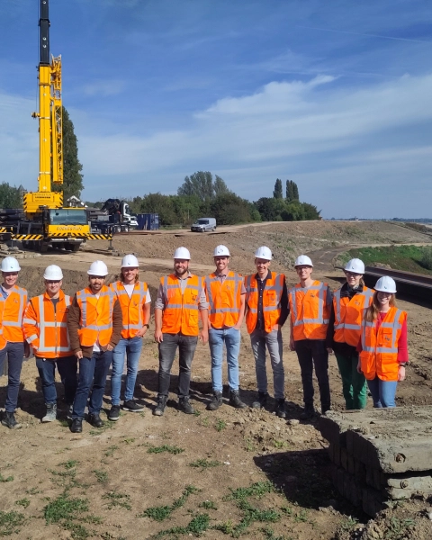 Het team van Iv dat werkt aan de versterking van de dijk