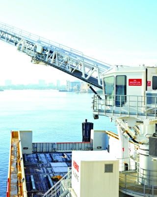 Motion compensated gangway Kenz Cranes