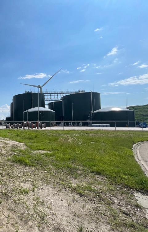 een bio-energie faciliteit ontwikkeld voor de verwerking van organische reststromen tot groen gas, biologische mestkorrels en schoon oppervlaktewater.