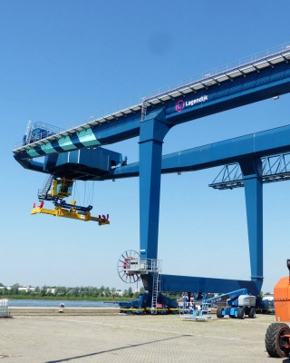 Nieuwe containerkranen bij BCTN verhogen productiesnelheid met nauwkeurige positionering en complete engineering.