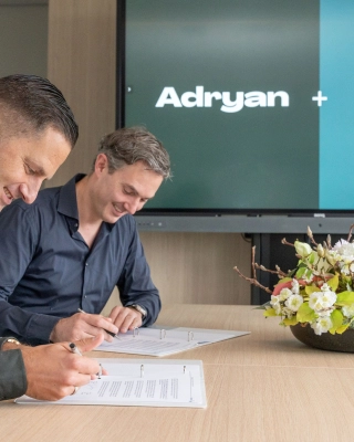 Adryan and Iv partnerschip signature moment