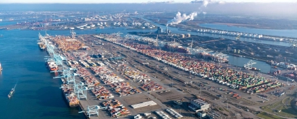 Luchtfoto Europahaven Deltaterminal, locatie van het Project OMEGA voor de vervanging van de 2,6 km lange kademuur