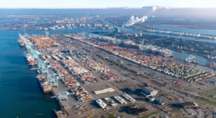 Luchtfoto Europahaven Deltaterminal, locatie van het Project OMEGA voor de vervanging van de 2,6 km lange kademuur