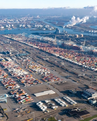 Luchtfoto Europahaven Deltaterminal, locatie van het Project OMEGA voor de vervanging van de 2,6 km lange kademuur