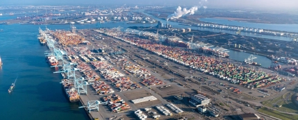 Luchtfoto Europahaven Deltaterminal, locatie van het Project OMEGA voor de vervanging van de 2,6 km lange kademuur