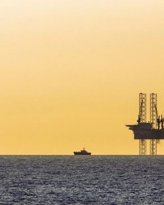 Wind energy integration on an offshore gas platform: N05-A