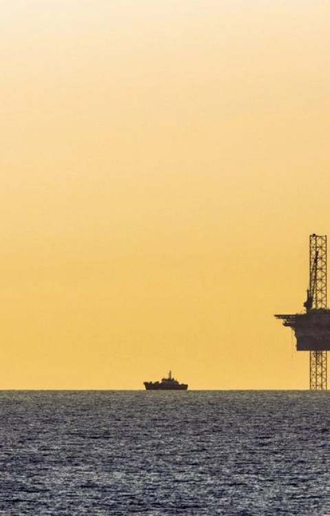 Wind energy integration on an offshore gas platform: N05-A