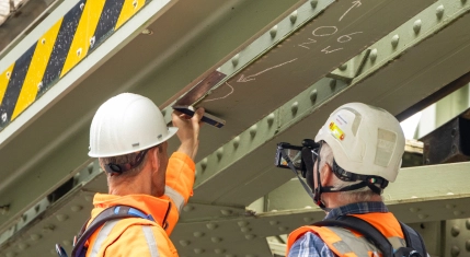 Handmatige inspectie van een stalen brug om de constructieve staat te bepalen.