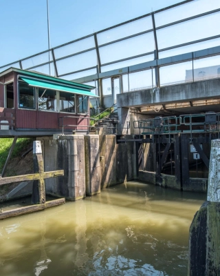 Complex renovation Peulensluis lock in Hardinxveld-Giessendam