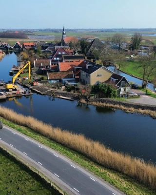 Luchtfoto van kadeversterkingswerkzaamheden in de Eilandspolder nabij Driehuizen, Graftdijk en Grootschermer.