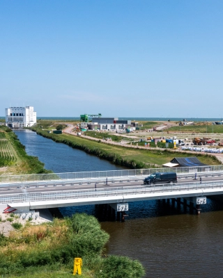 Luchtfoto van modulaire vaste betonnen brug volgens het IFD-bouwen principe in de N240 Medemblikkerweg in Noord-Holland.
