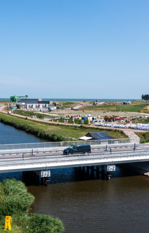 Luchtfoto van modulaire vaste betonnen brug volgens het IFD-bouwen principe in de N240 Medemblikkerweg in Noord-Holland.