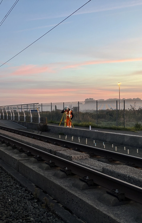 Landmeter voert zettingsmetingen uit langs de Hogesnelheidslijn (HSL) met geodetische meetapparatuur.