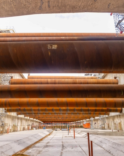 Stempelconstructie van horizontale buispalen in de bouwkuip van het Oosterweelknooppunt