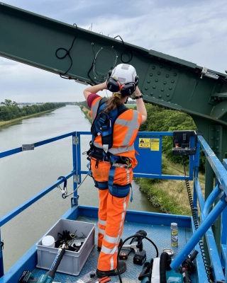 Installatie van sensoren op een stalen brug voor realtime monitoring van belasting en constructieve conditie.