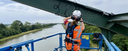 Installatie van sensoren op een stalen brug voor realtime monitoring van belasting en constructieve conditie.